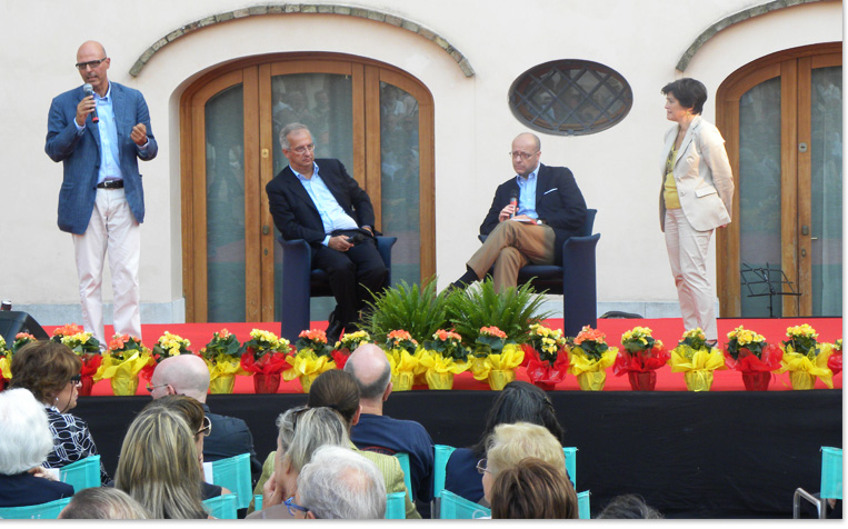 Il 9 settembre 2011, seconda giornata di Voci Fuori Campo 2011, si è aperto con l’intervista del giornalista del Corriere Fabrizio Roncone a Walter Veltroni su L’inizio del buio, ultimo lavoro letterario dell’ex sindaco di Roma.